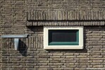Klein raam achtergevel en gootafvoer in stijl met de houten elementen
<br/>
Gert-Jan Lobbes, 2020